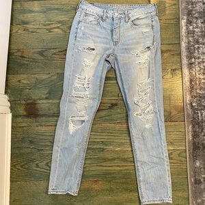 American Eagle Outfitters size 2 ripped Tom girl jean mid-rise